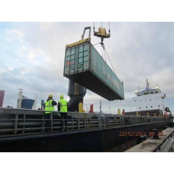 Náhradní díly a další vybavení byly přepraveny ve více než dvou desítkách kontejnerů